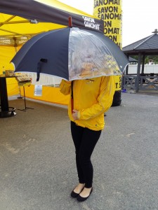 Savon Sanomien sateenvarjoissa on kätevä "kurkistusaukko" ! :-D
