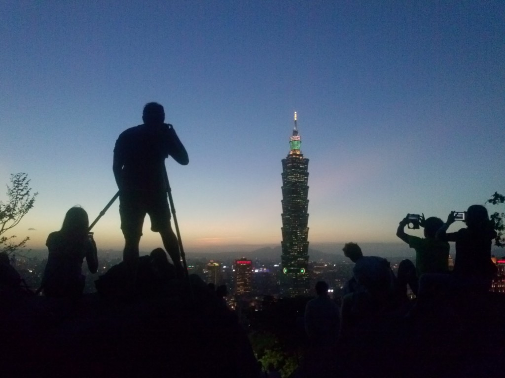 Moni muukin halusi nähdä Taipein auringonlaskun "vielä viimeisen kerran"