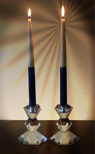 Tunnelmallinen ja kaunis perinne: sytytä kaksi kynttilää klo 18:00.