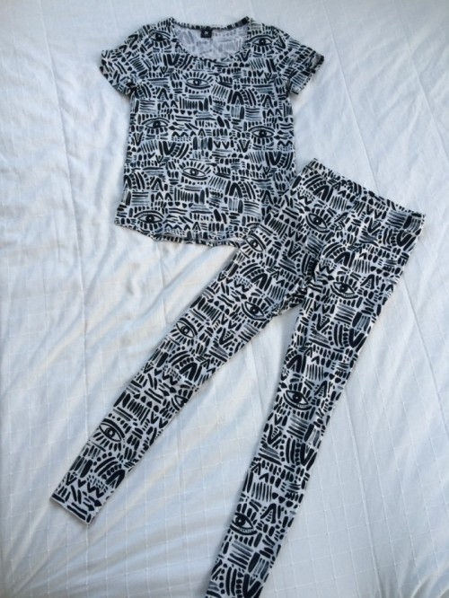 Katri Niskasen Nansolle suunnittelemat leggingsit ja t-paita ovat ihastuttavat. Käytän niitä sekä yhdessä että erikseen.