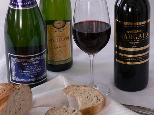 Viinilasillisessa esittäytyvät kolme Ranskalle tyypillistä ja laadukasta viiniä: