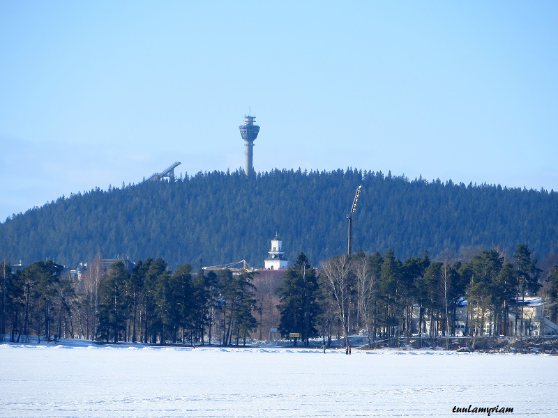 Tornit jäältä katsottuna