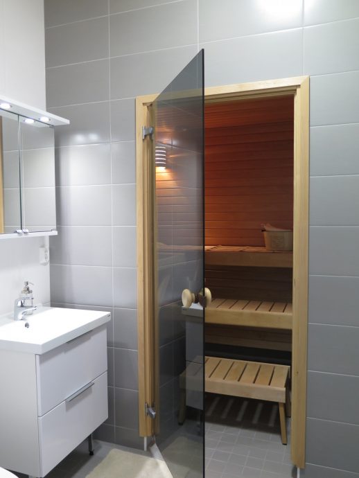 Kylpyhuone ja sauna ovat hillityn maanläheiset.