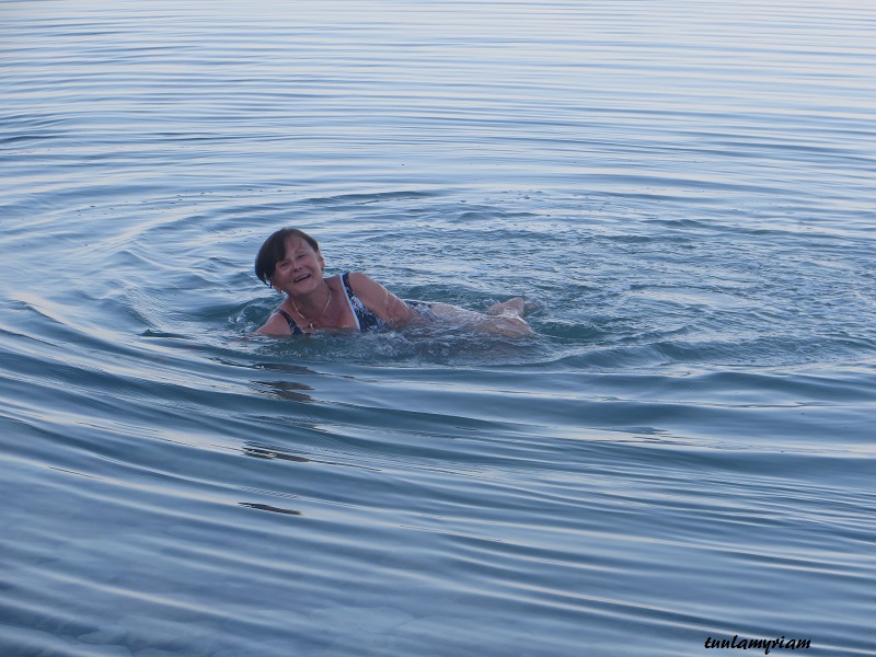 Veden suolapitoisuus on 33% ja tuntuu siksi öljymäiseltä. Uiminen ei onnistu, ainoastaan kelluminen.