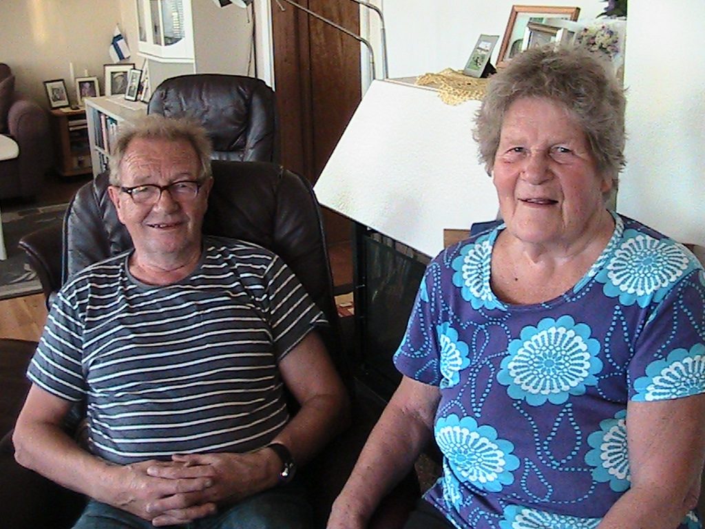 Sirpa (o.s. Sopanen) - Lappeenrannan tyttöjä sekä Asmund Jakola - lähtöisin Pelkosenniemeltä kotonaan Annijoella eli Vestre Jakobselvissä. Sirpa on asunut vuodesta 1962 alkaen Norjassa - ensirakkaus kolahti.