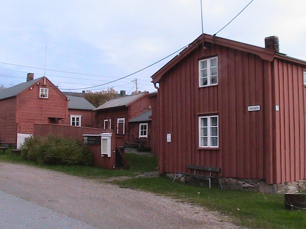 Tuomainen Gården eli kaavilaisen Kalle ja Karoline Tuomaisen koti nykyisin Vesisaaren kotiseutumuseona ja v. 2017 100-vuotisjuhlat