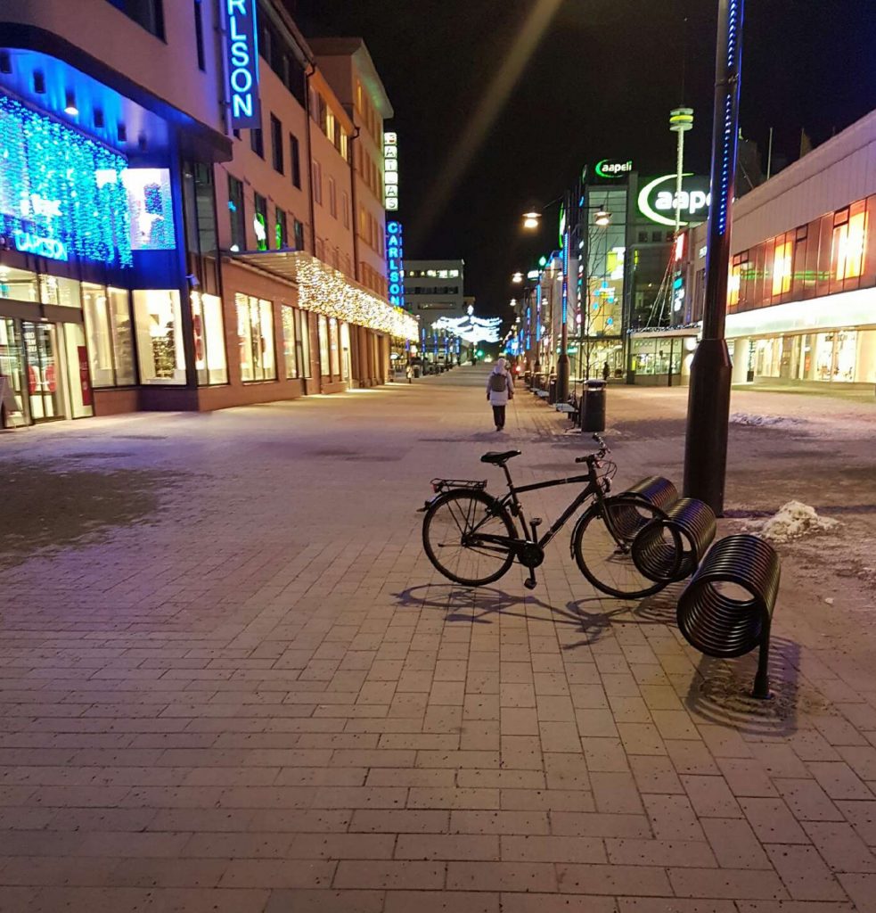 Kuopion suosituin kävely/pyöräilykatu keskellä talviyötä eli klo 17.30. Ennen kadulla kuului jatkuva moottorin hyrinä kun autoilevat asiakkaat rynnivät liikkeisiin. 