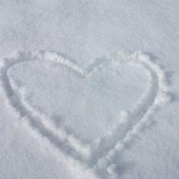 Lumeen piirretty sydän.